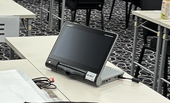 机の上に小型関節鏡システムのモニターが置かれている