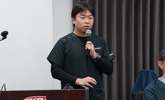 マイクを持って話している本阿彌先生