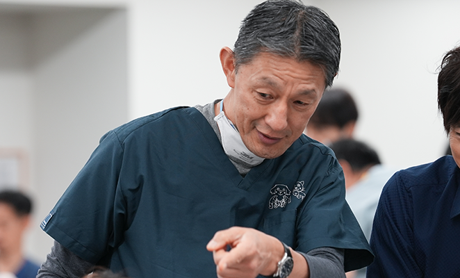 受講者にアドバイスをする林 慶先生