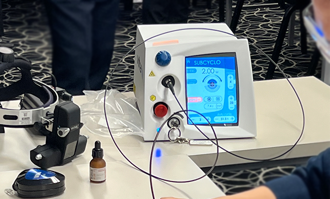 卓上に置かれ接続されているvitra810という半導体レーザー装置