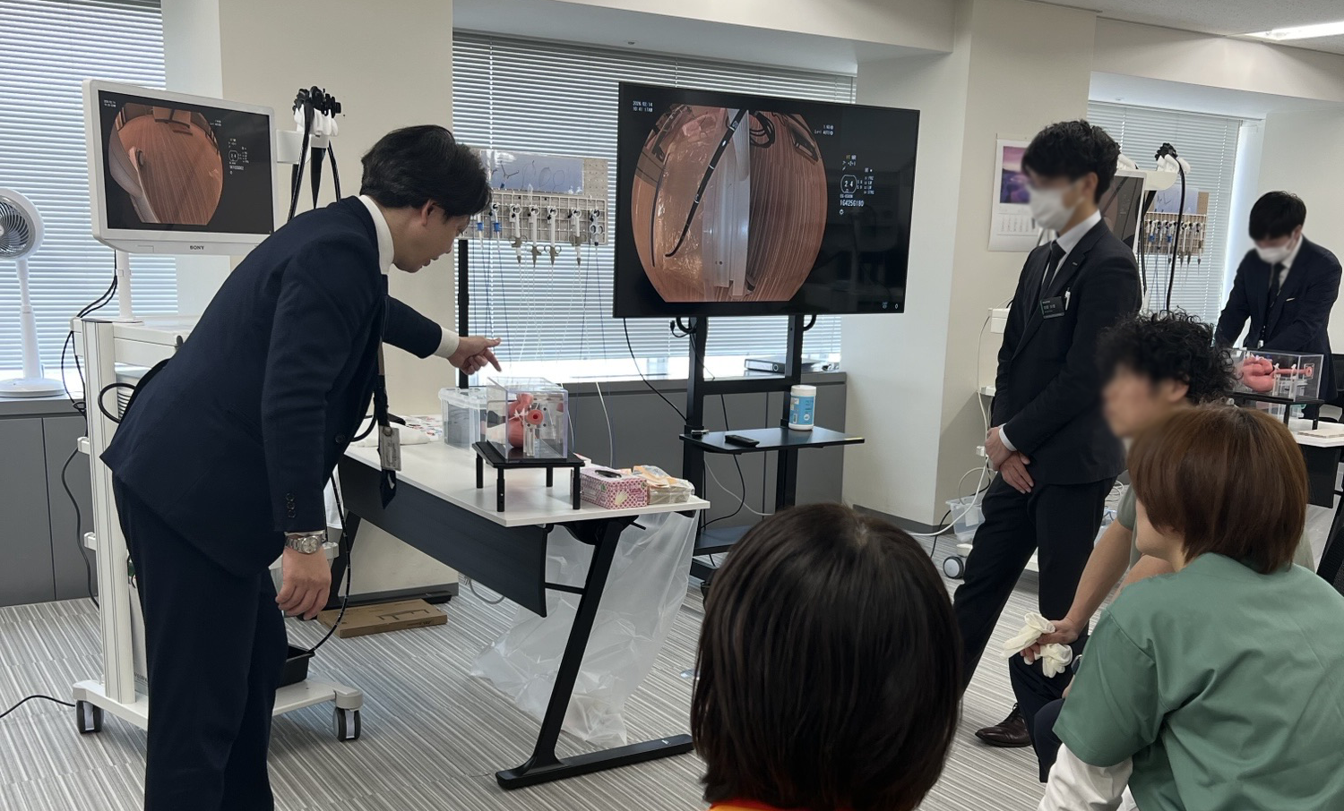 設置されている機材の説明を聞く参加者の皆様