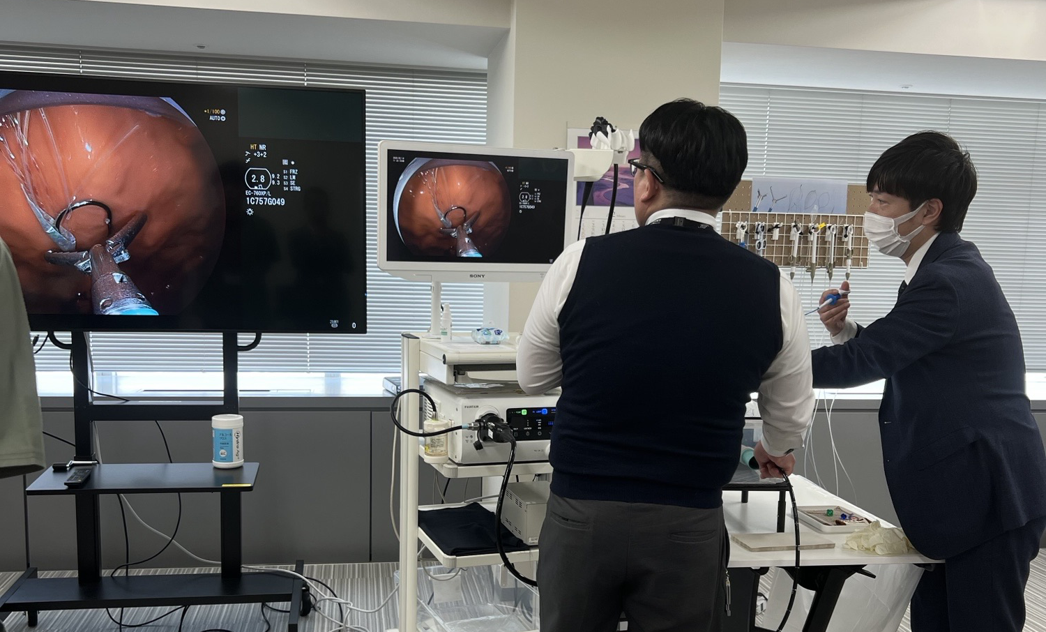 二人ペアで異物摘出ボックスを用いて内部の様子を観察する参加者