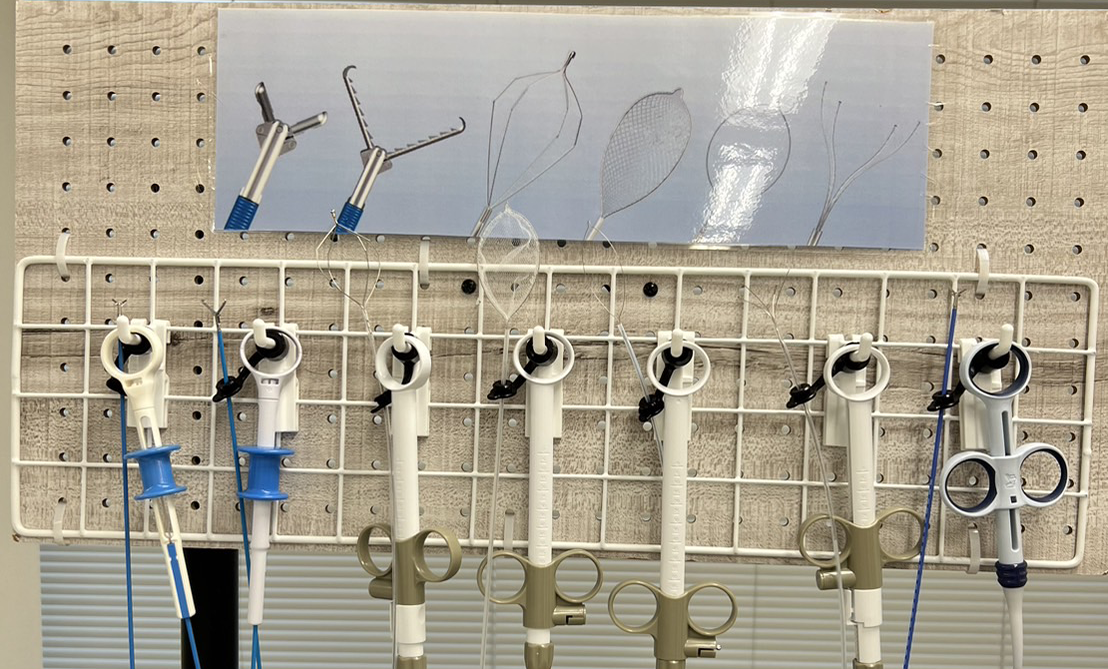 先端の形状別に鉗子がフックに吊り下げられている