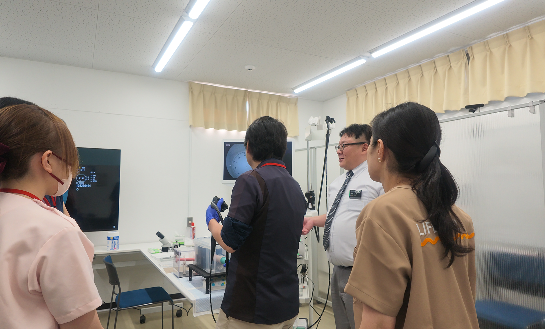 講師から基本操作を教わる参加者。左手後ろに参加者、右隣りにも講師がついている様子。