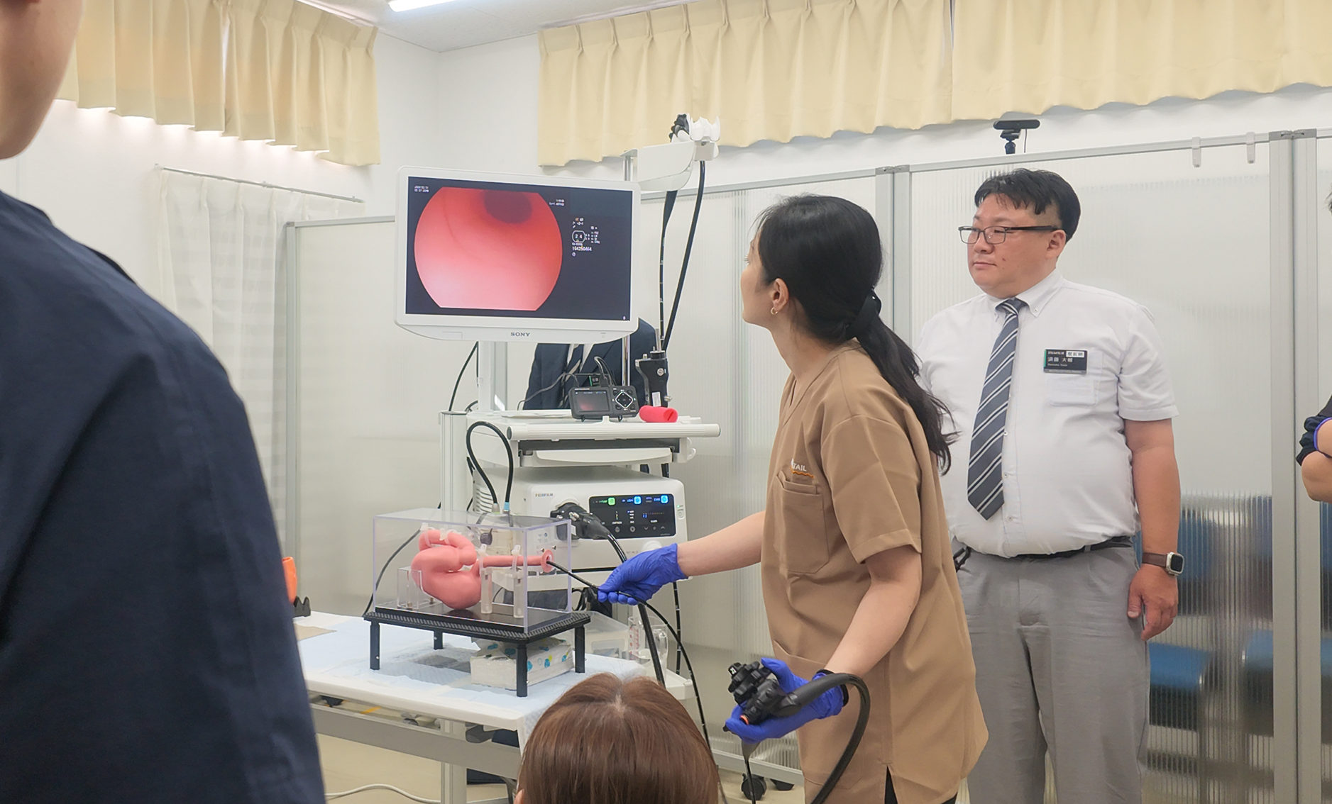 胃を模したマーゲンモデルを使用して内視鏡の基本操作を解説する講師