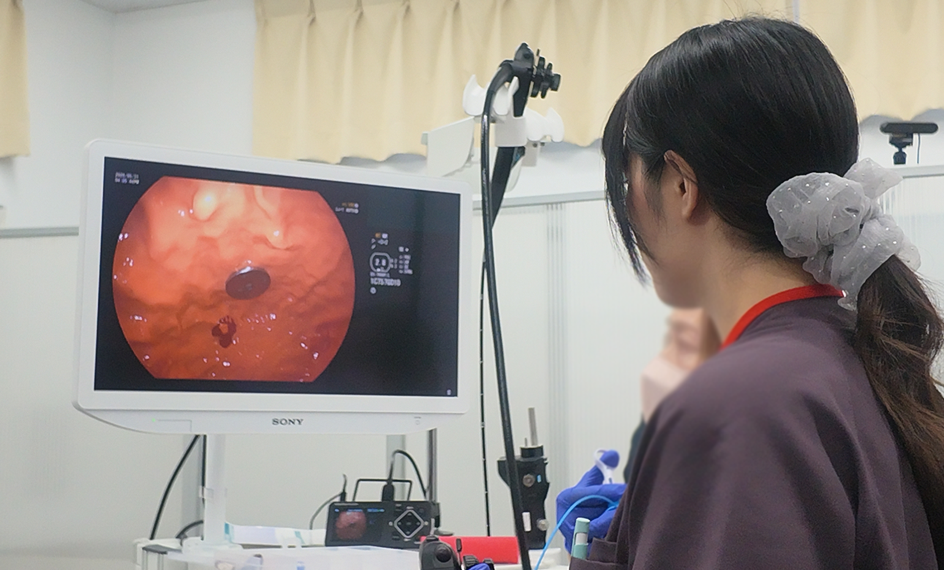 モニターに映し出されたマーゲンモデル内の様子を観察する参加者