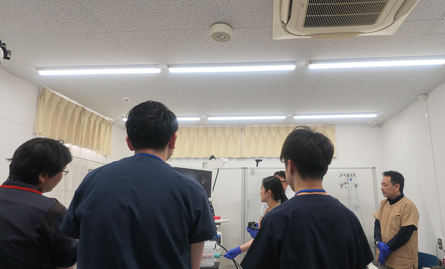 参加者複数名で講師のデモンストレーションを眺める様子