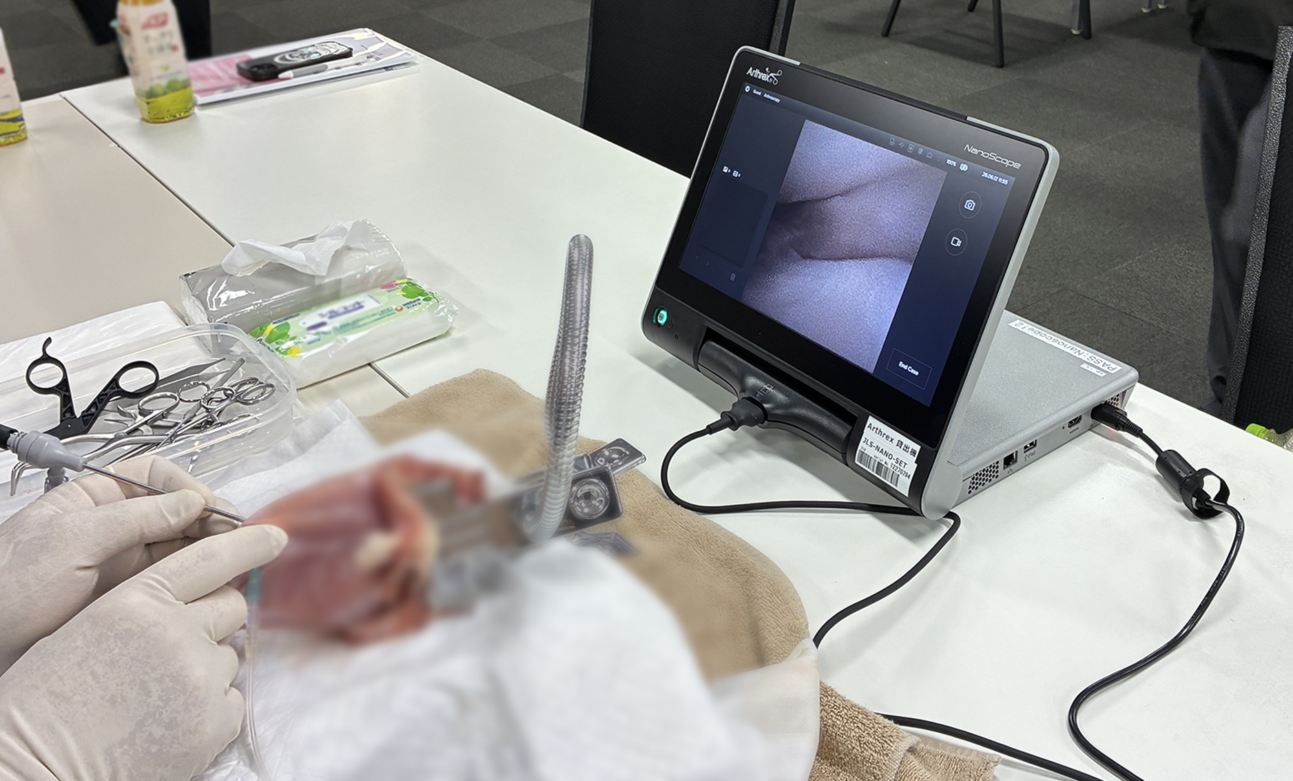 関節鏡を用いて肉の関節を観察する様子の手元